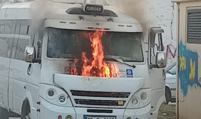 Park halindeki servis minibüsünde yangın çıktı
