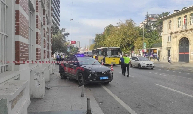 Polis aracı yayalara çarptı: 1 ölü,1 ağır yaralı