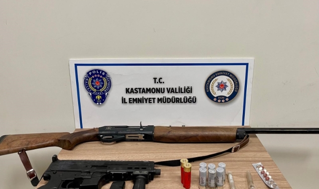 Polisin durdurduğu araçtan "Uzi" çıktı