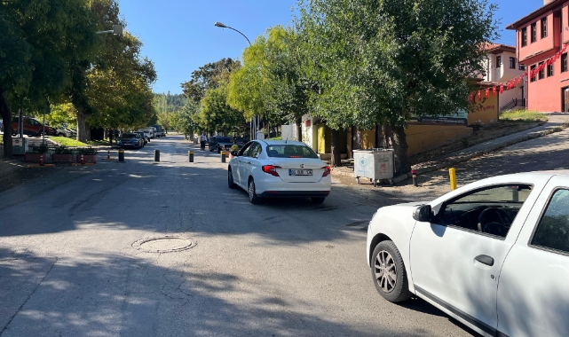 Saatinden önce trafiğe kapanan caddede araçlar mahsur kaldı