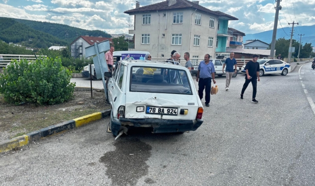 Safranbolu'da iki otomobil çarpıştı