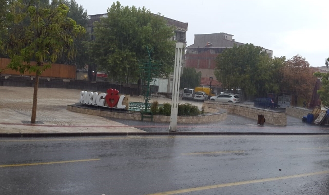 Sağanak yağış Sarıgöl'de hayatı olumsuz etkiledi