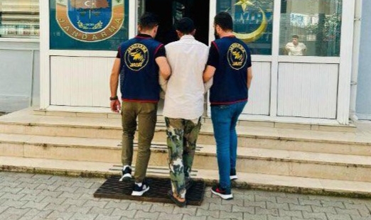 Sahte kimlikle yakayı ele verdi!
