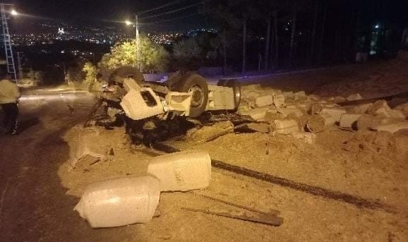 Saman yüklü TIR kaza yaptıktan sonra yandı