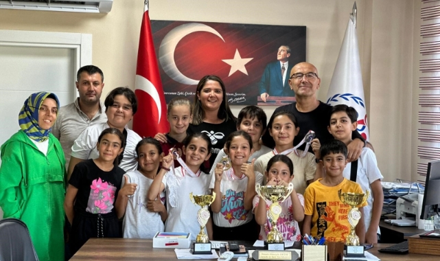 Şampiyon bisikletçilerden ilçe müdürüne teşekkür ziyareti