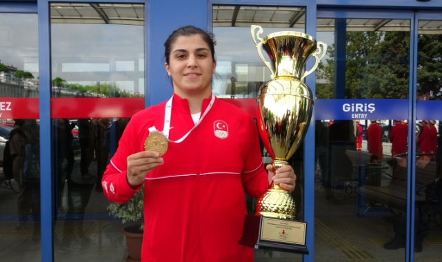 Şampiyon boksöre trafikte saldırı
