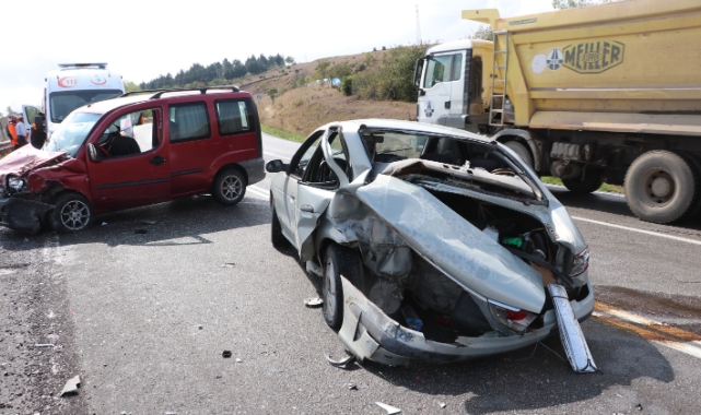 Samsun’da hafif ticari araç ile otomobil çarpıştı