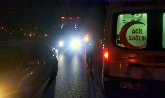 Servis minibüsü ile otomobil çarpıştı