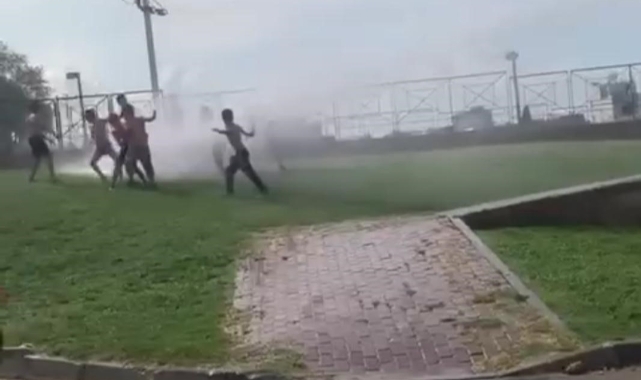 Sıcaktan bunalan çocuklar çareyi sulama aracında buldu