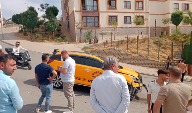Şırnak’ta hafif ticari araç ile taksi çarpıştı: 4 yaralı