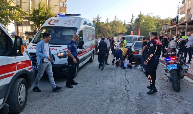Sokak ortasında kavgaya tutuştular, aynı bıçakla birbirlerini yaraladılar