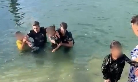 Süs havuzuna düşen çocukları polisler kurtardı