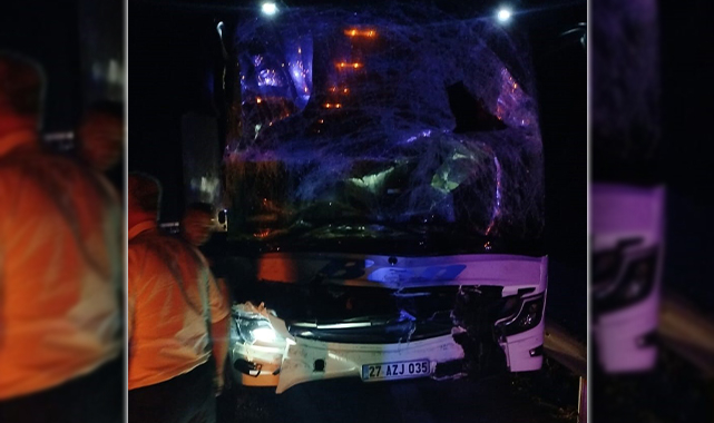 Tarsus'ta feci kaza! Yolcu otobüsü TIR'a çarptı