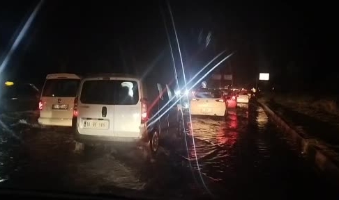 Tatil dönüşü yoğunluğunun yaşandığı İzmir yolu göle döndü