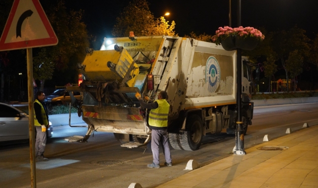 Toplanmayan çöpler için Bilecik Belediyesi çalışanları sahaya indi