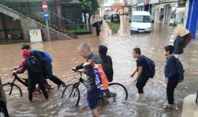 Trabzon'un Araklı ilçesinde şiddetli yağış etkili oluyor