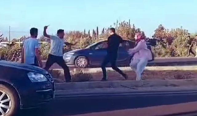 Trafikte korku dolu anlar! Otobüs şoförü bıçakla saldırdı