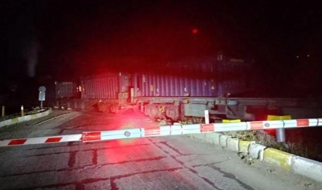 Tren arızası nedeniyle hemzemin geçitte ulaşım kapandı
