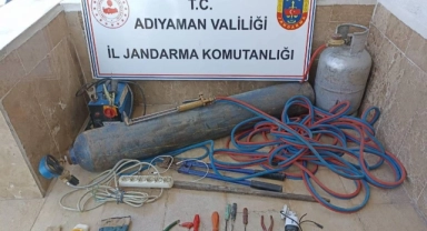 Tren raylarını çalmaya çalışırken suçüstü yakalandılar