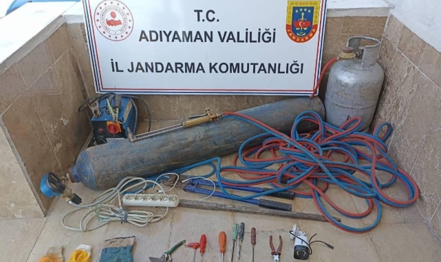 Tren raylarını çalmaya çalışırken suçüstü yakalandılar