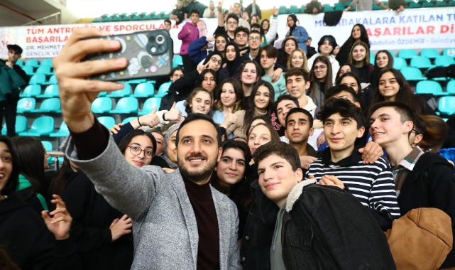 Üniversite öğrencilerine 10 bin TL başarı ödülü