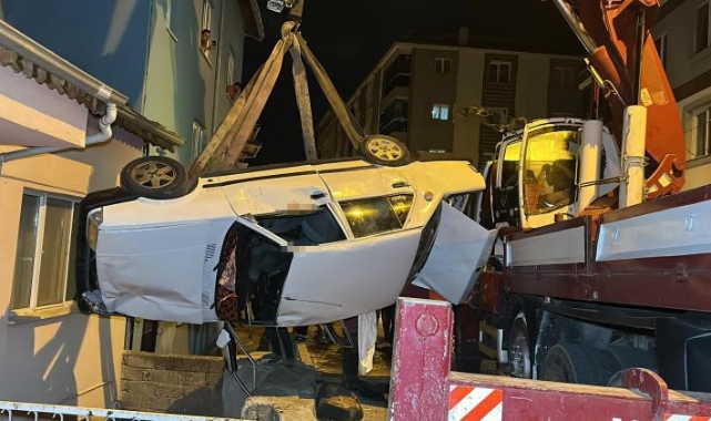 Uşak'ta kontrolden çıkan otomobil bina boşluğuna düştü