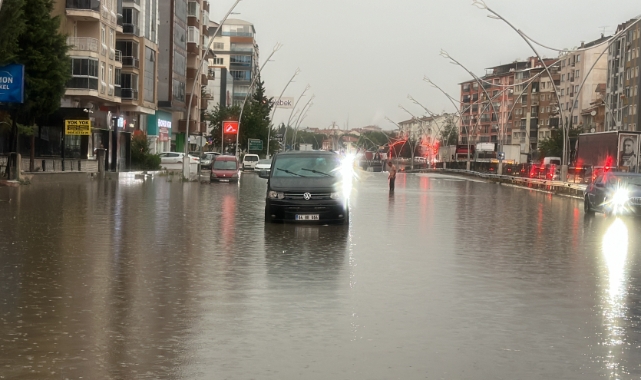 Uşak'ta sağanak yağış yolları göle çevirdi