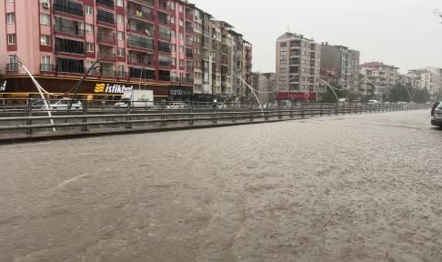 Uşak'ta yağış yolları göle çevirdi