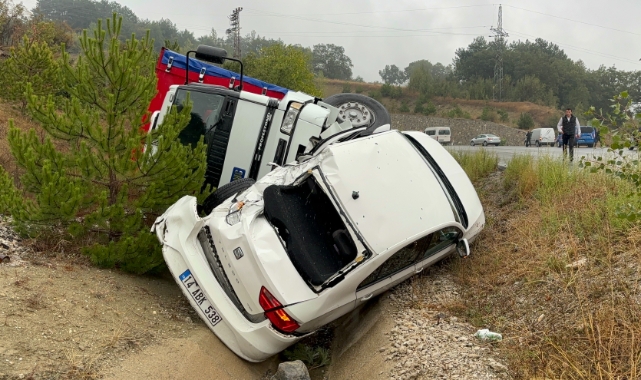 Yolun kenarında duran otomobile kamyon çarptı