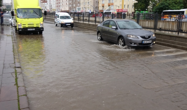 Yozgat'ta sağanak yolları göle çevirdi, sürücüler zor anlar yaşadı