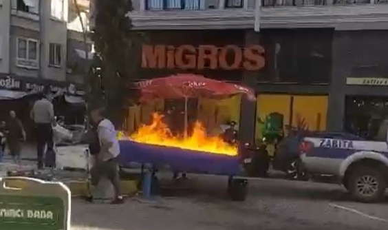 Zabıtaya kızdı, tezgahı yaktı