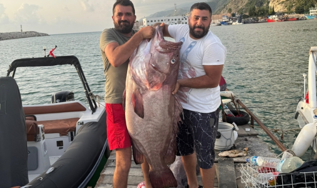 1 buçuk metrelik devasa bir balık tuttu