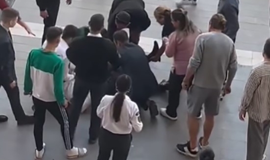 15 yaşındaki çocuklar güvenliği bıçakladı 