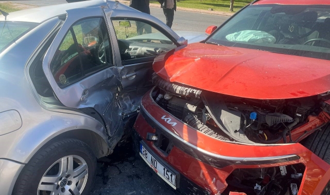 2 otomobil kavşakta çarpıştı: 3 yaralı