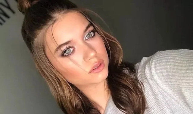 Afra Saraçoğlu'ndan Paris pozları