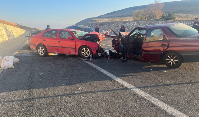 Afyonkarahisar’da otomobiller kafa kafaya çarpıştı! 3 yaralı