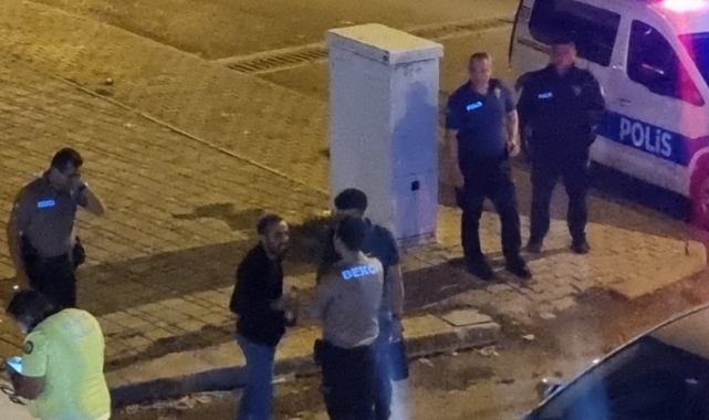 Alkollü sürücü ceza kesilirken şişeyi elinden bırakmadı