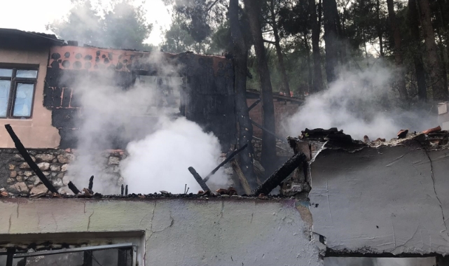 Amasya'da ormana bitişik 3 ev yangında kül oldu
