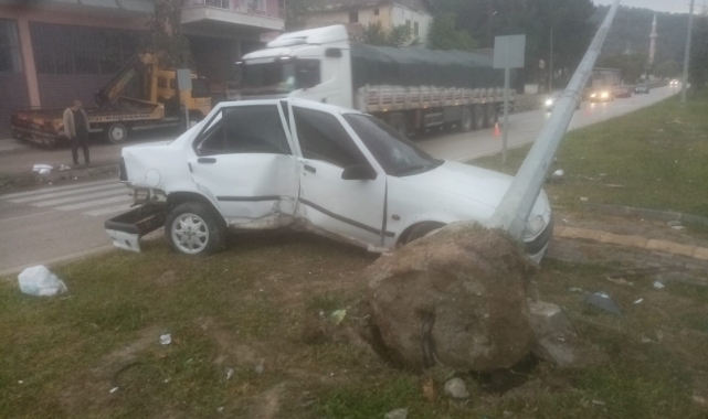 Amasya'da refüje dalan otomobil aydınlatma direğine çarptı