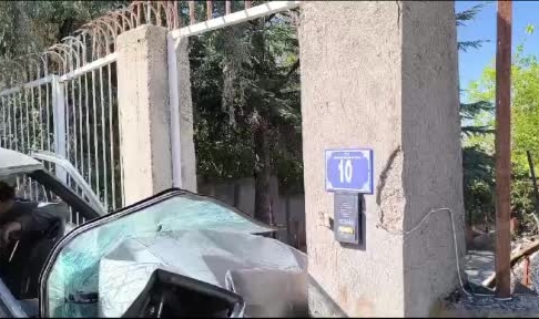 Ankara'da pikap duvara çarptı: 2 yaralı