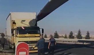 Ankara'da TIR üzerinde taşınan rüzgar türbini kamyona çarptı 