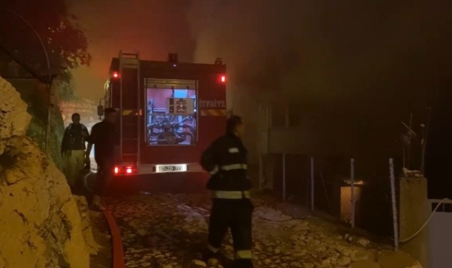 Antalya'da 2 katlı evde yangın çıktı 