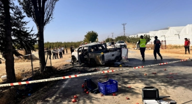 Antalya'da kamyonet ile motosiklet çarpışıp yandı: 2 ölü, 1 yaralı