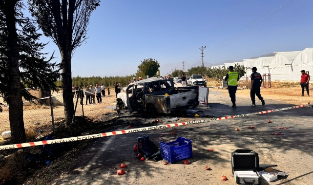 Antalya'da kamyonet ile motosiklet çarpışıp yandı: 2 ölü, 1 yaralı