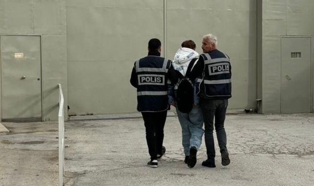 Aranan şahıs beklerken yakalandı 