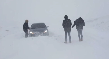 Artvin'de kar yağışı nedeniyle ulaşım kontrollü sağlanıyor
