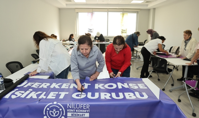 Atıklar kadınların ellerinde rengarenk çantalara dönüştü   