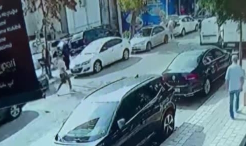 Avcılar’da bıçaklı yol verme kavgası kamerada