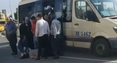 Avcılar’da seyir halindeki dolmuşun kapsısı aniden açılınca, yolcu yere düştü