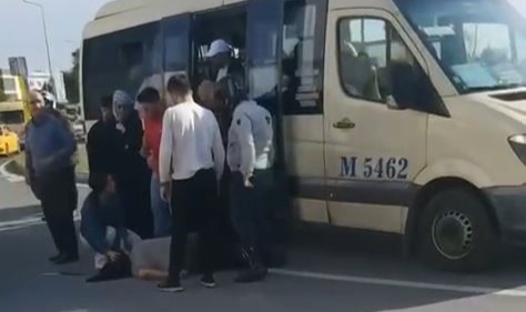 Avcılar’da seyir halindeki dolmuşun kapsısı aniden açılınca, yolcu yere düştü